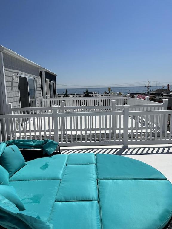 Setusvæði á Beach House Steps away from the Boardwalk and Beach with Ocean Views in Seaside Heights!