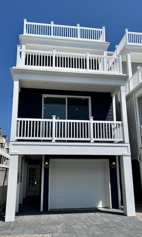 Svalir eða verönd á Beach House Steps away from the Boardwalk and Beach with Ocean Views in Seaside Heights!