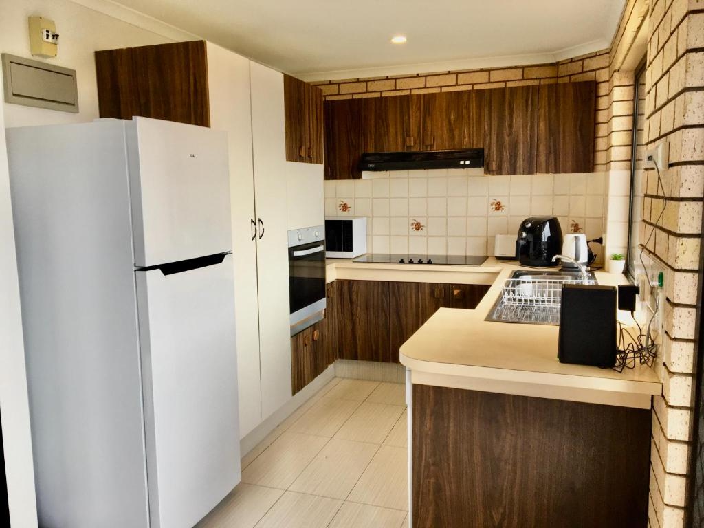 Kuchyň nebo kuchyňský kout v ubytování SeascapeatAlexBeach Budget Accomodation