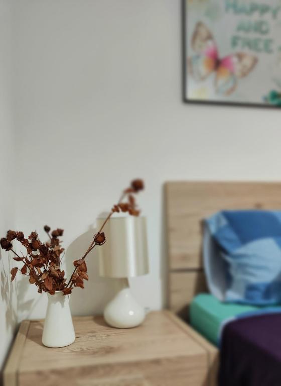 Rúm í herbergi á Your Room, Your Apartment, Your Shared Pool