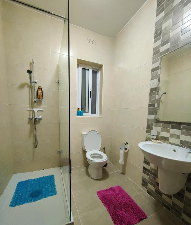 Baðherbergi á Your Room, Your Apartment, Your Shared Pool