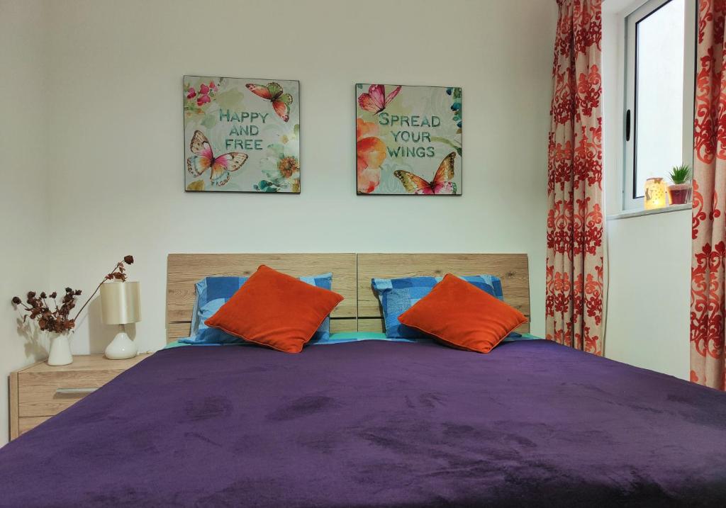 Rúm í herbergi á Your Room, Your Apartment, Your Shared Pool