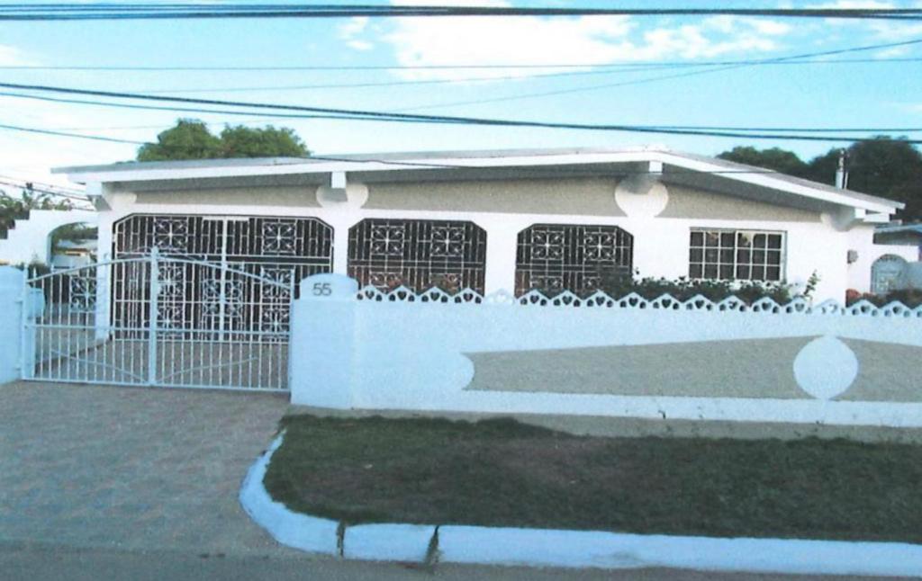 Portmore Cheerful Private one Bedroom, Bathroom and Closet, Portmore