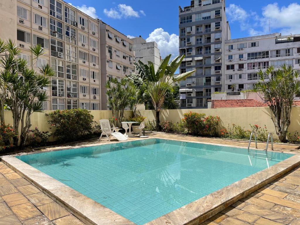 una gran piscina con edificios en el fondo en Ipanema - Rainha Elizabeth - 2 Quartos, en Río de Janeiro