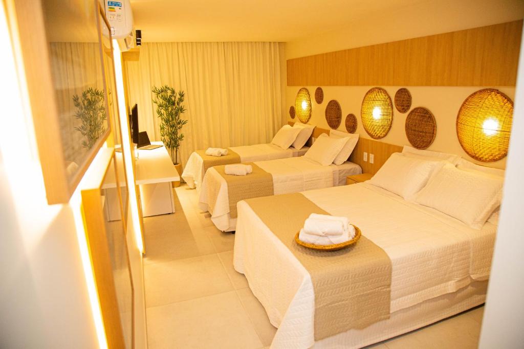 馬拉戈日的住宿－Pousada Águas de Maragogi，酒店客房设有两张床和电视。