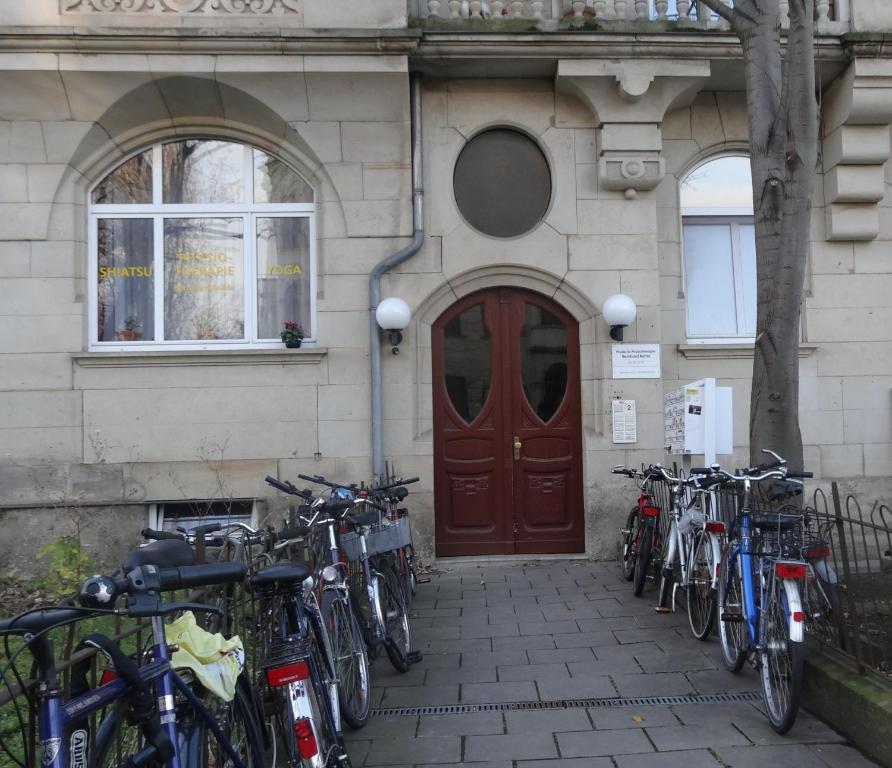 a group of bikes parked in front of a building at Private Gästezimmer bei Ila Zimmerling in Dresden