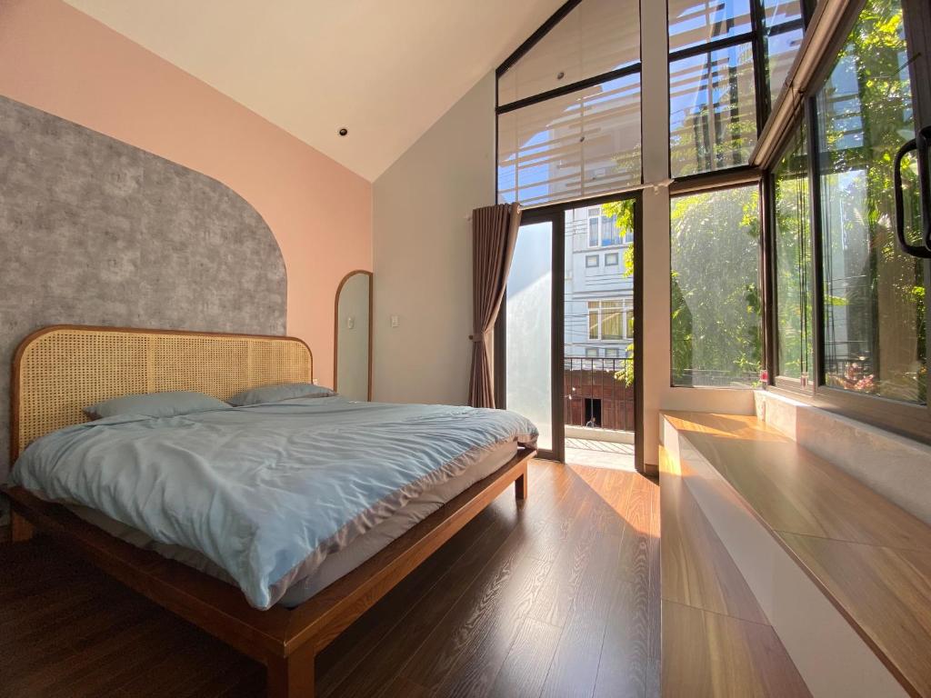 ein Schlafzimmer mit einem Bett und einem großen Fenster in der Unterkunft Mỡ homestay Cao Bằng in Cao Bằng