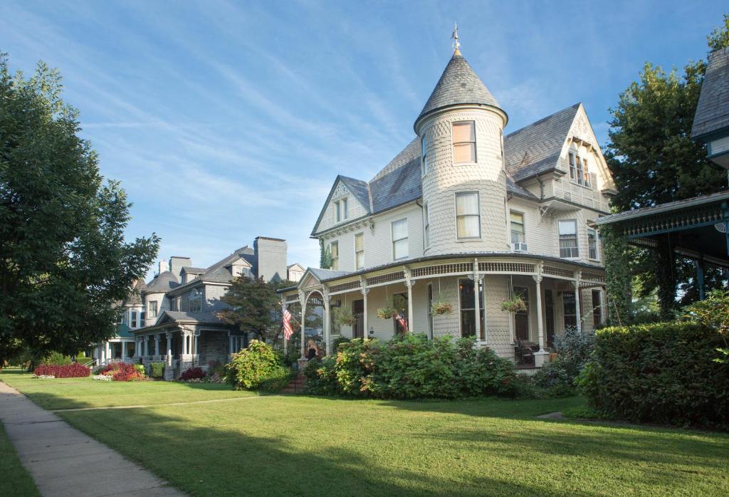 una casa grande con una torreta en el césped en 10 Clarke, en Frederick