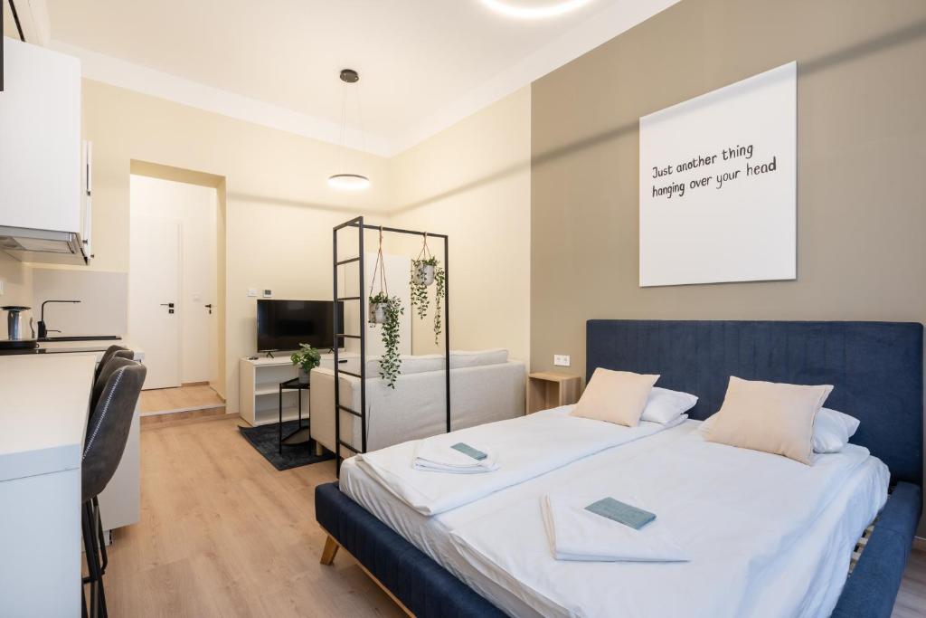 N36- Boutique Apartments, Best Location, By BQA في بودابست: غرفة نوم بسرير كبير مع ملاءات بيضاء