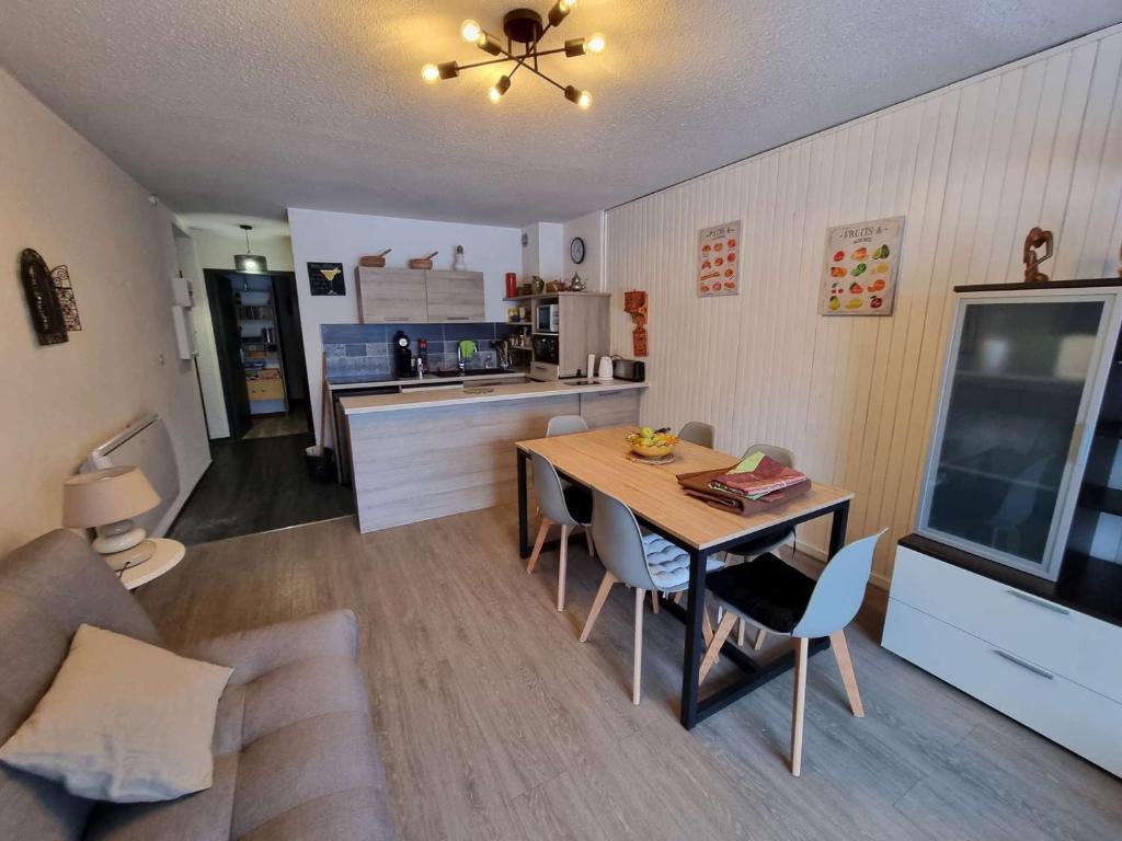 a kitchen and living room with a table and a couch at Appartement Saint-Michel-de-Chaillol, 3 pièces, 6 personnes - FR-1-393-162 in Saint-Michel-de-Chaillol