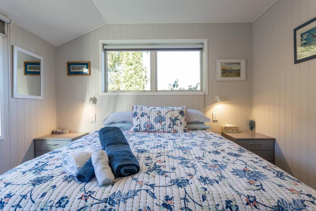 a bedroom with a bed with towels on it at Elevated two bedroom apartment in Arrowtown