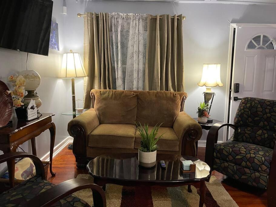 uma sala de estar com um sofá e uma mesa de centro em Mystic Island #1 em Birmingham