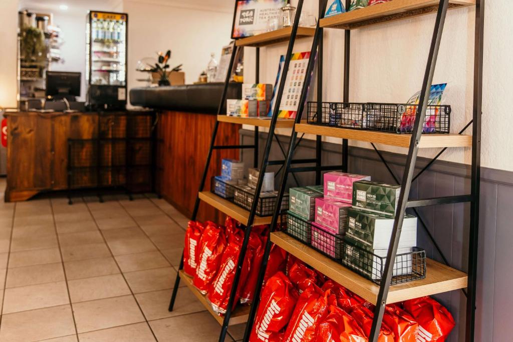 Příslušenství pro přípravu čaje a kávy v ubytování Outback Motel Mt Isa
