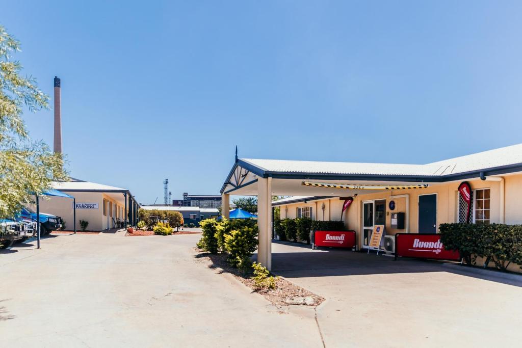 een lege parkeerplaats voor een gebouw bij Outback Motel Mt Isa in Mount Isa