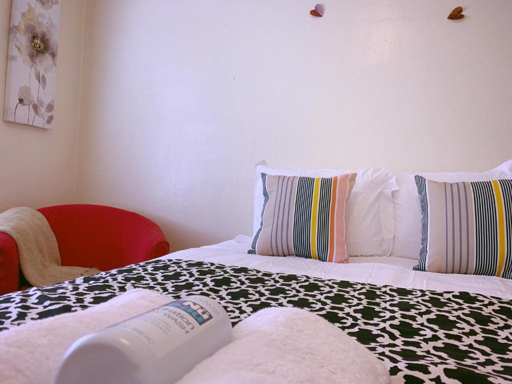 Seattle Urban Village- OL في سياتل: غرفة نوم بها سرير مع كتاب عليها