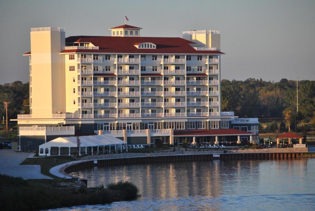 hotel z dużym budynkiem obok zbiornika wodnego w obiekcie The Inn at Harbor Shores w mieście St. Joseph