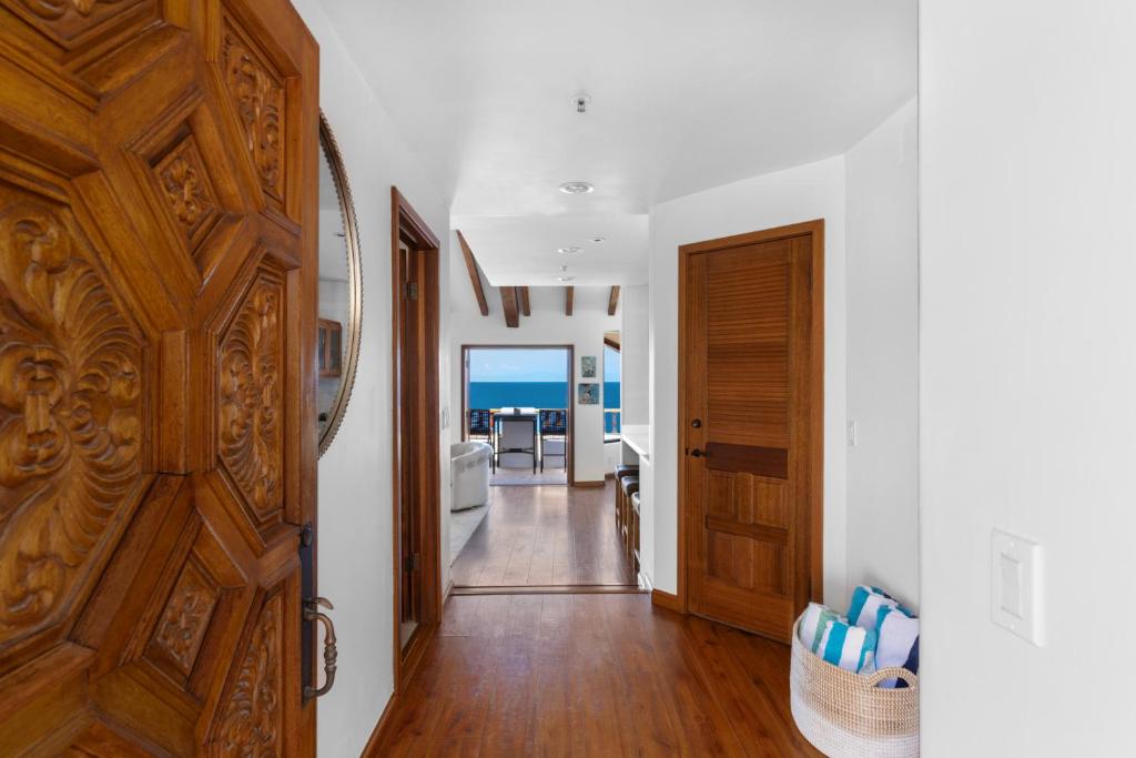 Fotografie z fotogalerie ubytování Premium Ocean Corner Unit, Fireplace, Golf Cart, 21 Steps from Top v destinaci Avalon