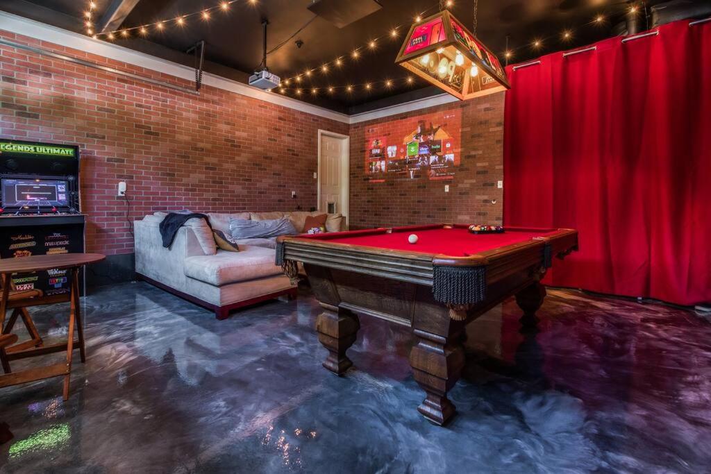 een woonkamer met een pooltafel en een bank bij VNC BNB King beds, pool table, fire pit, arcade, xbox in Vancouver