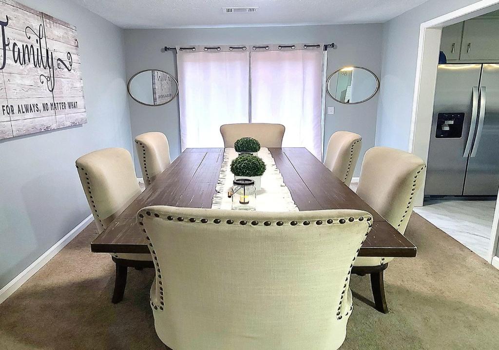 comedor con mesa de madera y sillas en Ranch Home near Lake Spivey, en Jonesboro