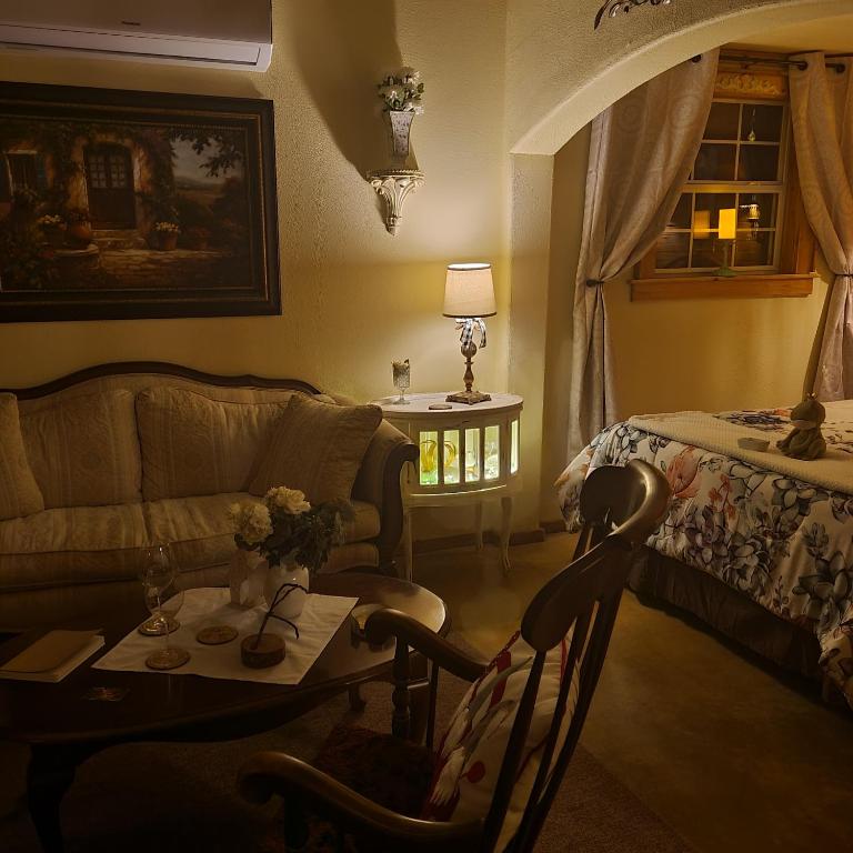 Rarumpelpunzeldornaschenwittchen - Aschenputtel Two-Bedroom Cottage