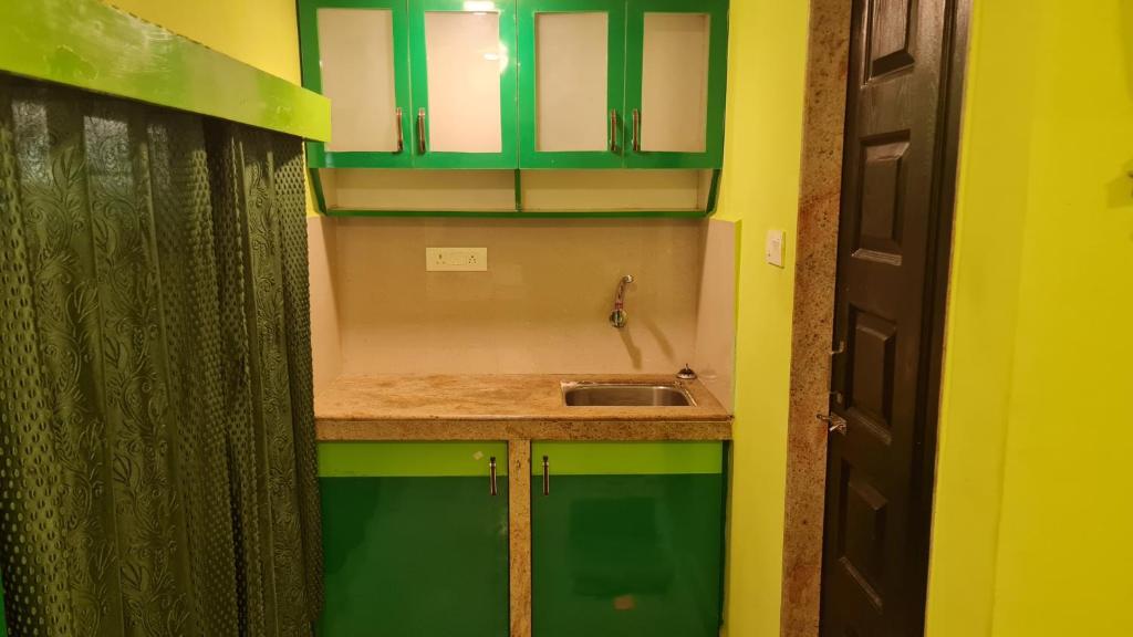 Kuchyň nebo kuchyňský kout v ubytování Godwill Kimo Guest house Seraulim