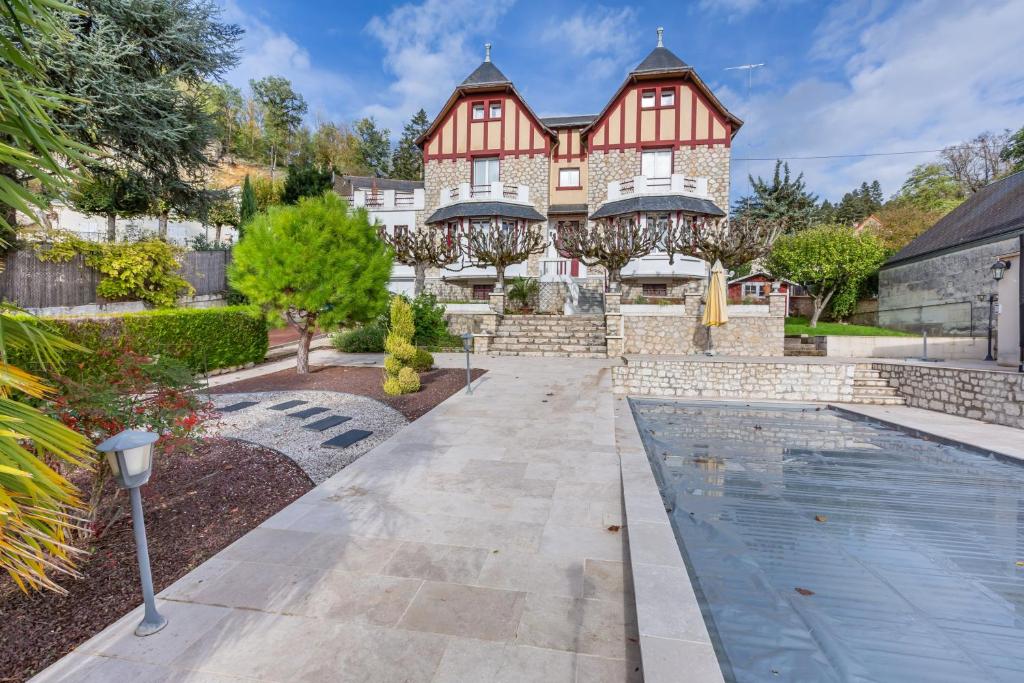 a house with a swimming pool in front of a house at Villa de 5 chambres avec piscine privee jardin clos et wifi a Bourre a 4 km de la plage in Bourré