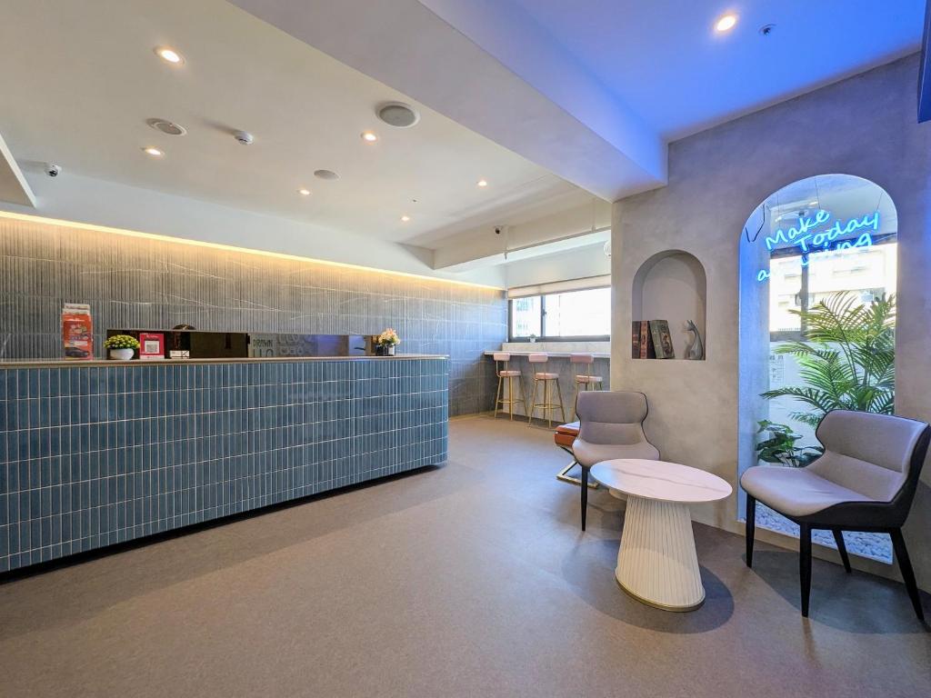 a waiting room with two chairs and a table at K Hotel - Yizhong in Taichung