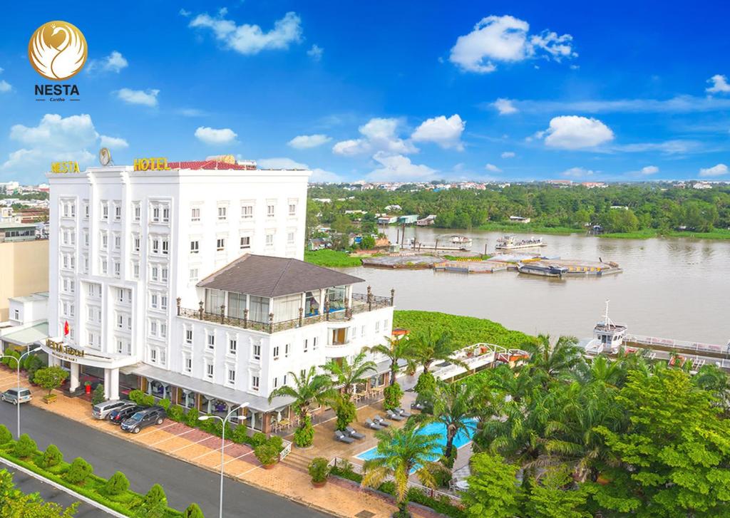 un gran edificio blanco junto a un río en Nesta Hotel Can Tho, en Can Tho