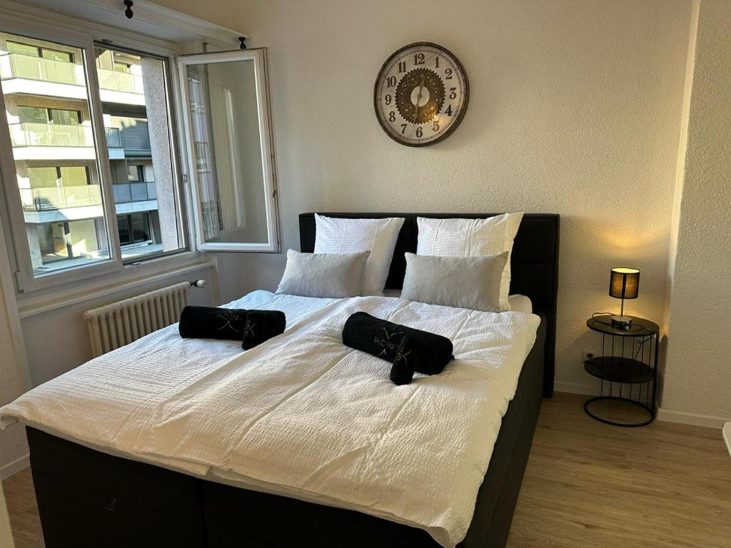 ein Schlafzimmer mit einem Bett mit zwei schwarzen Säcken darauf in der Unterkunft Sion Central Station proche toutes commodites in Sion