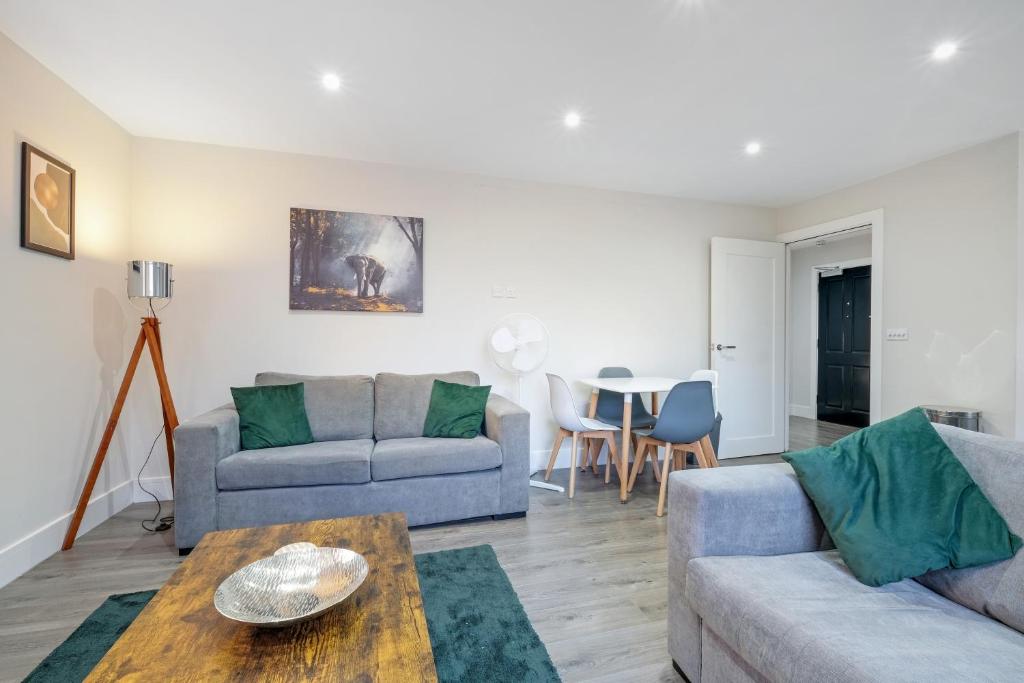 Crown Place 2 & 3 Bedroom Luxury Apts with Parking in Shepperton By 360Stays - Three-Bedroom Apartment