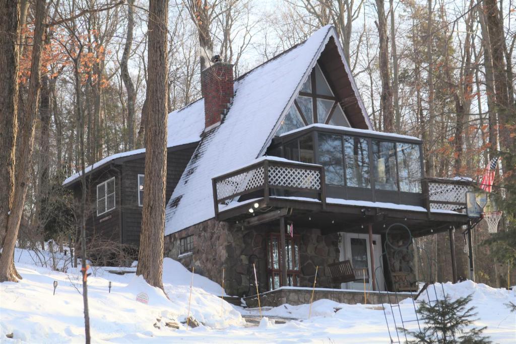 Escape in our RainForest AFrame CabinRetreat 1hour from The Pononos, Harveys Lake Updated