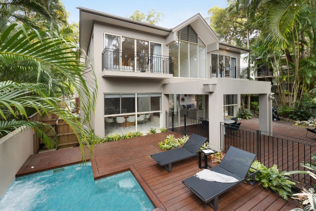 una imagen de una casa con piscina en 9 Little Cove Road, Noosa Heads - Private Slice of Paradise, en Noosa Heads