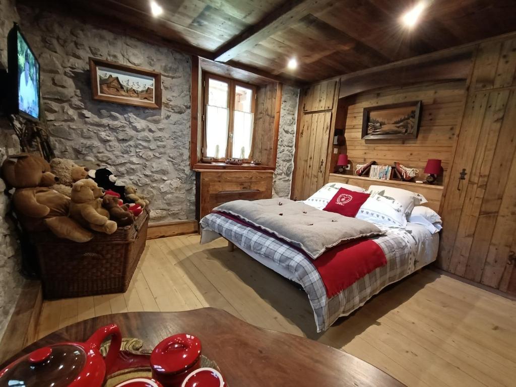 VacheresseにあるLa montagnarde des Sapins Blancsのベッドルーム1室(ベッド1台、テーブル付)