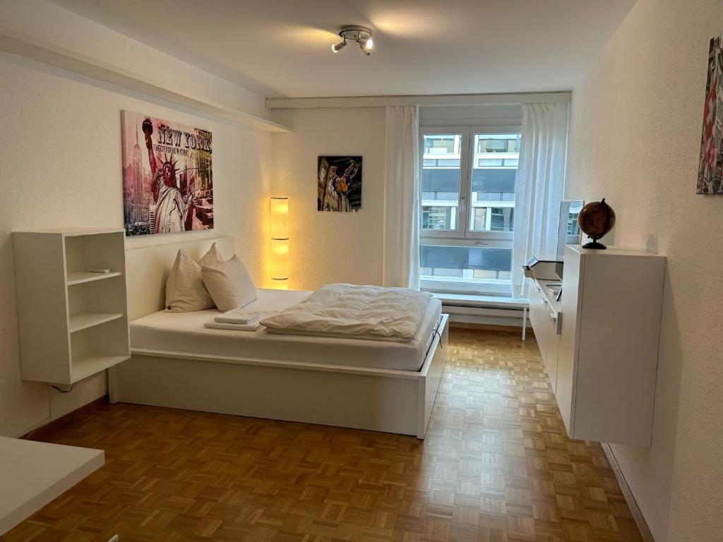a bedroom with a bed and a window at Guesthouse Elisa 6 in Zurich