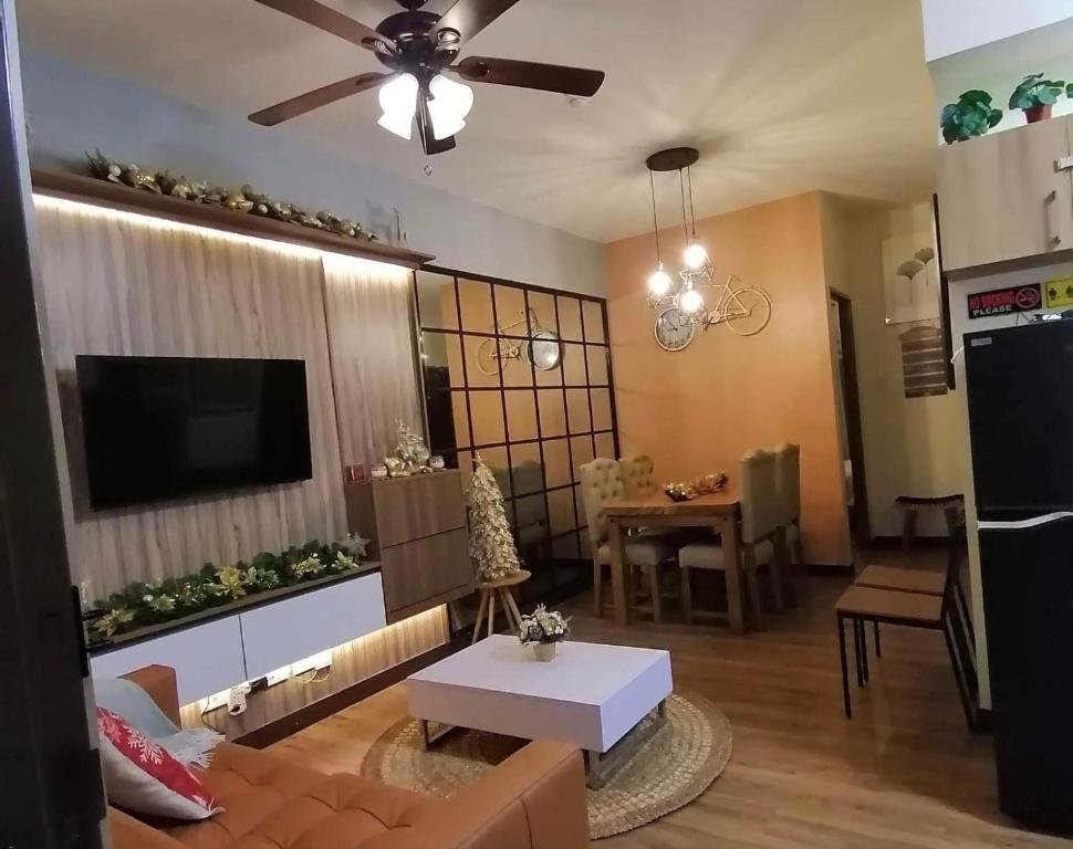 碧瑤的住宿－The Cloudbaguio Bristle Ridge，带沙发和电视的客厅