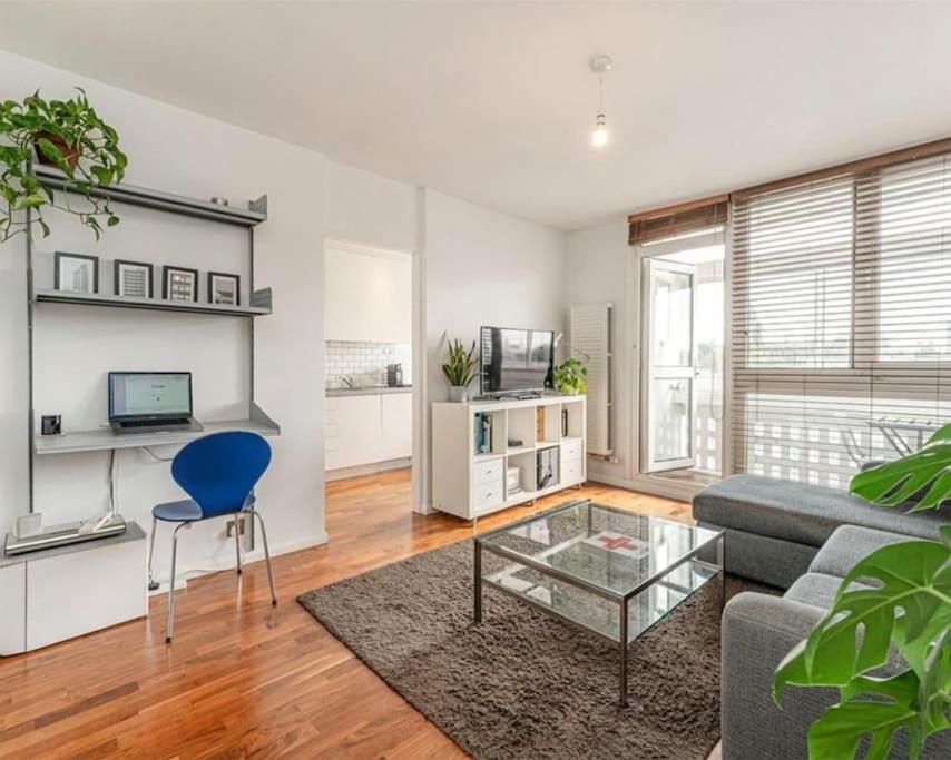 een woonkamer met een bank en een glazen tafel bij Platform 9 3/4 by condokeeper in Londen