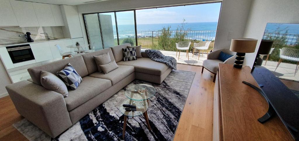 sala de estar con sofá y mesa en The View - Porto - Apartment on TOP location with amazing view!, en Vila Nova de Gaia