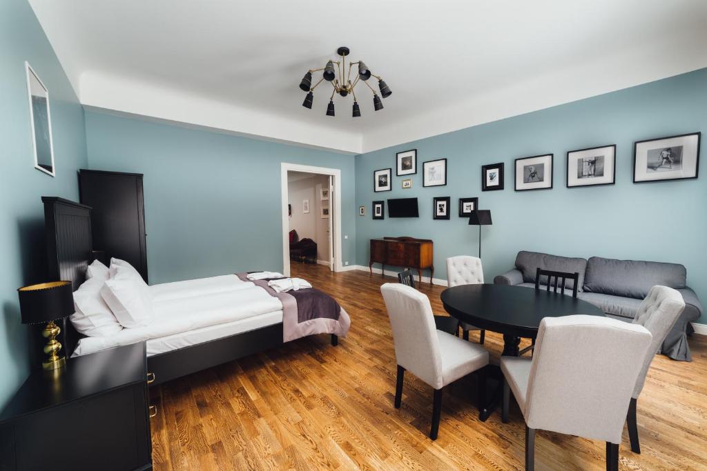 ein Schlafzimmer mit Bett und ein Esszimmer in der Unterkunft Sherlock Apartments in Riga