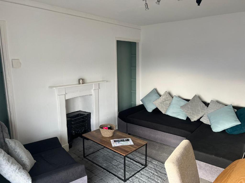 sala de estar con sofá y mesa en Topzy-Turvy - 1 Bedroom Apartment en Swansea