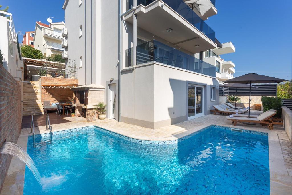 - une piscine dans l'arrière-cour d'une maison dans l'établissement Apartments Aqua, à Trogir