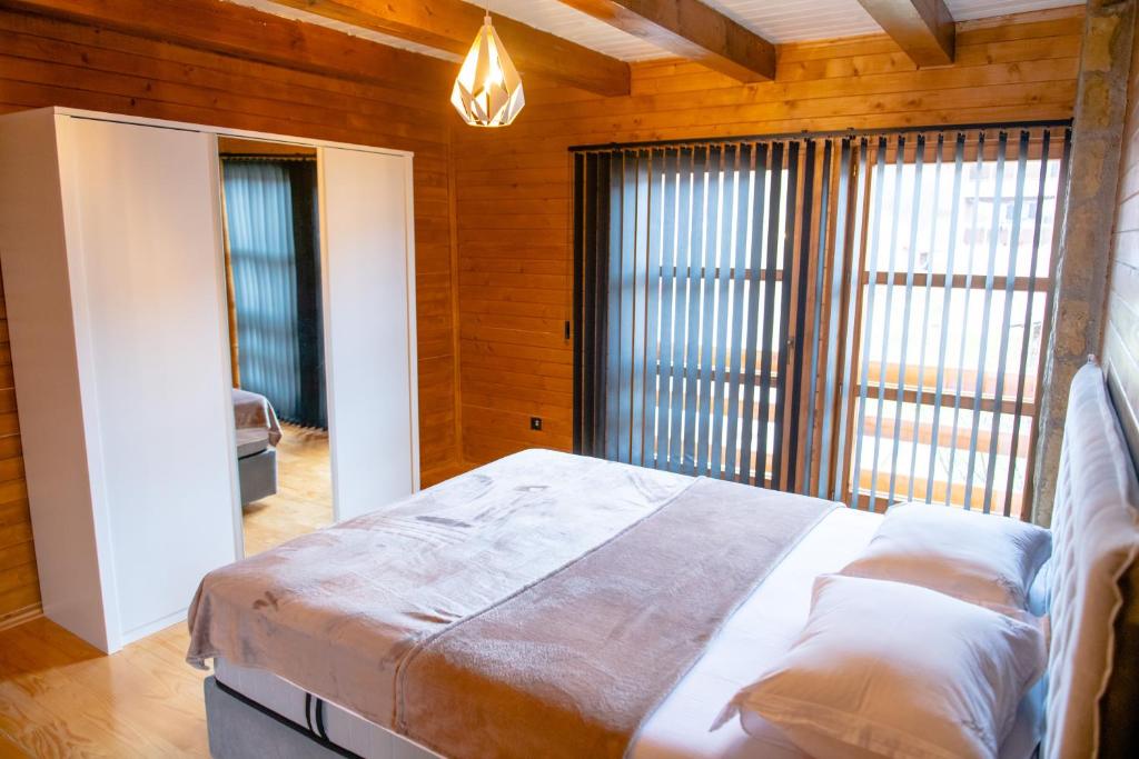 Voodi või voodid majutusasutuse Mountain Boy chalet with sauna toas