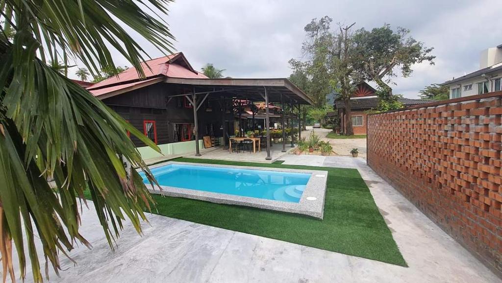 a swimming pool in the backyard of a house at Sayang Di Kaki Bukit Homestay Near Icon City Bukit Mertajam in Bukit Mertajam