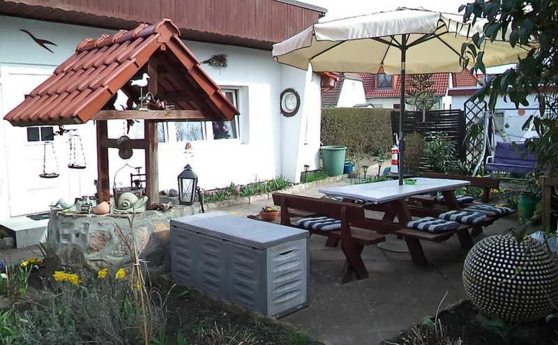 a picnic table and an umbrella in a backyard at Ferienwohnungen Familie Daehn in Wieck