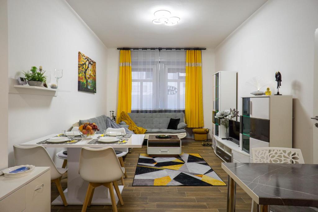 ブダペストにあるCosy Casaのキッチン、リビングルーム(テーブル、冷蔵庫付)