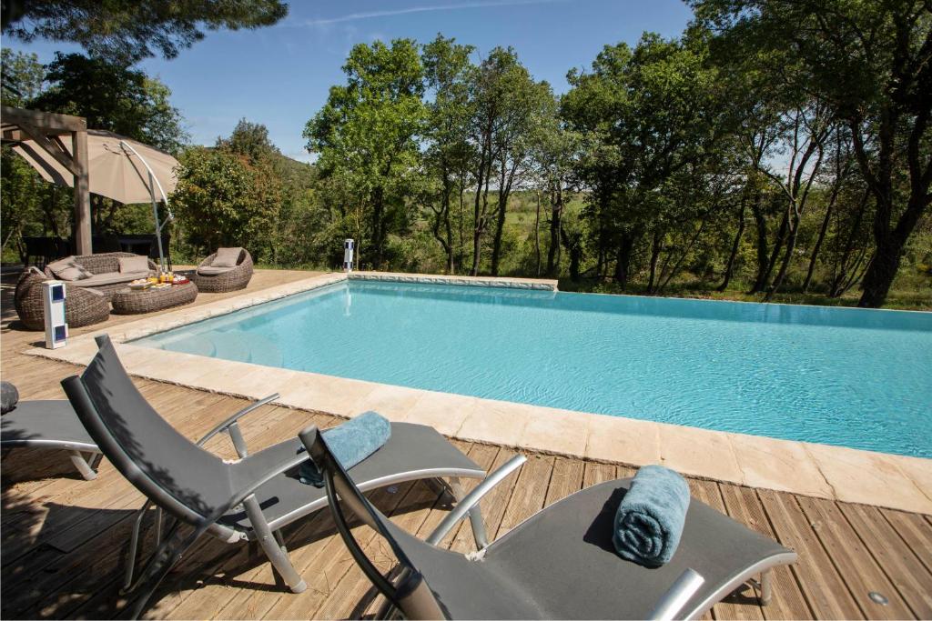 Bazén v ubytovaní Le Moulin d'Anquet alebo v jeho blízkosti