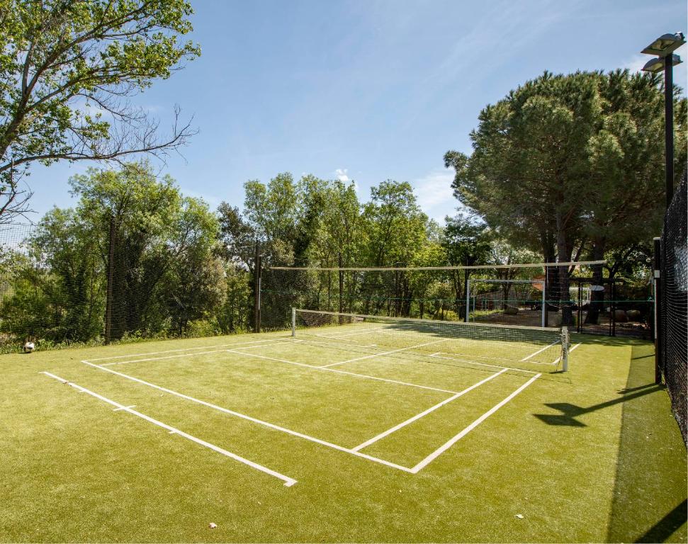 Tenis alebo squash v ubytovaní Le Moulin d'Anquet alebo jeho okolí
