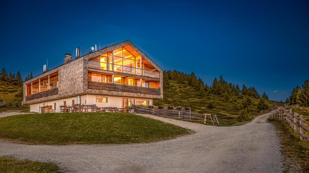 una casa grande en la cima de una colina en Starkenfeldhütte en Rodengo