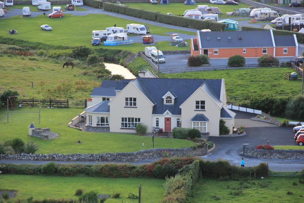 ein Modell eines Hauses auf einem Hügel mit einem Parkplatz in der Unterkunft Doolin Eye Dunroman in Doolin