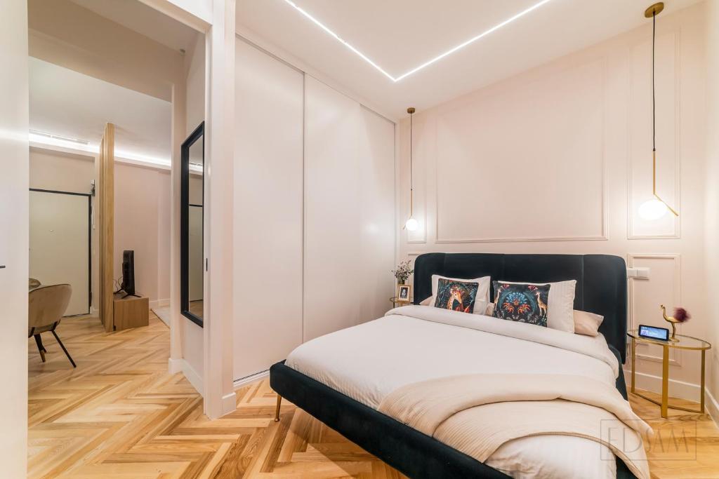um quarto com uma cama grande e uma cabeceira preta em ELITE SUITE by EdSam, In Madrid em Madrid