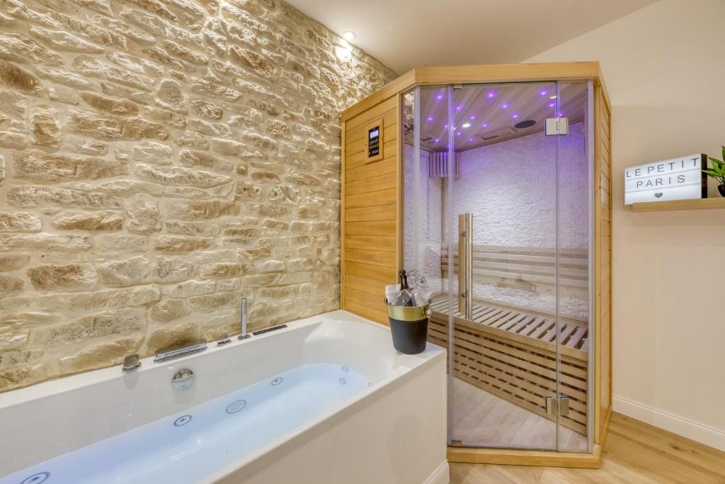 Kúpeľňa v ubytovaní Le Petit Paris - Cocon & Spa & Sauna